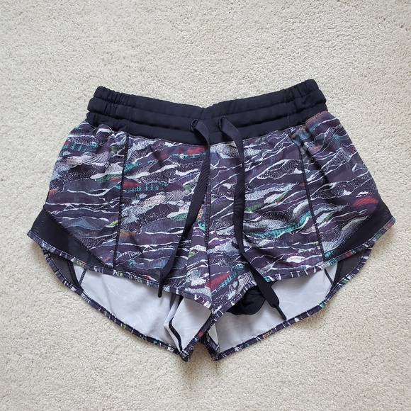 Lululemon Hotty Hot shorts in Mini Sweater Multi Black 2.5" sz4 - Picture 1 of 13